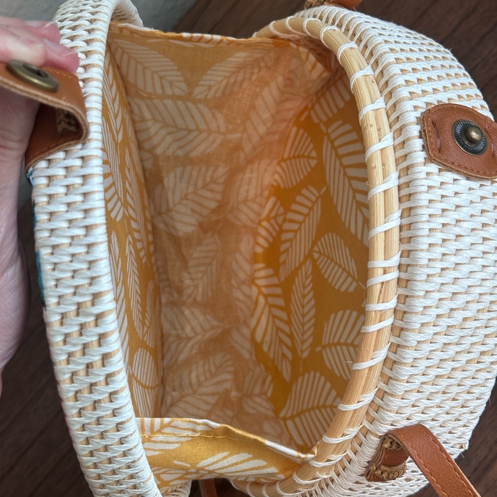 NWOT - Tropical Round Floral Straw Crossbody Bag with Pink Hibiscus Print - Picture 4 of 10